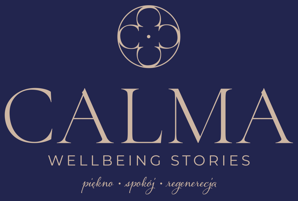 Logo Calma Wellbeing Stories z kwiatowym motywem